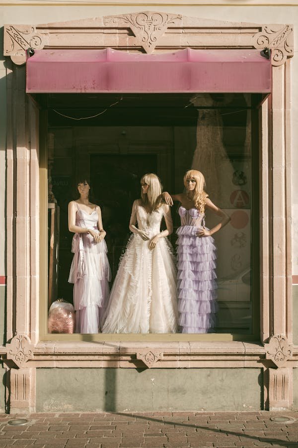 Mannequin vitrine avec accessoires : valorisez vos créations